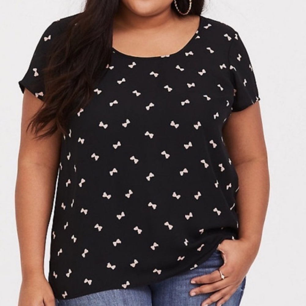 🐣Torrid Black Tee with White Bow Accents